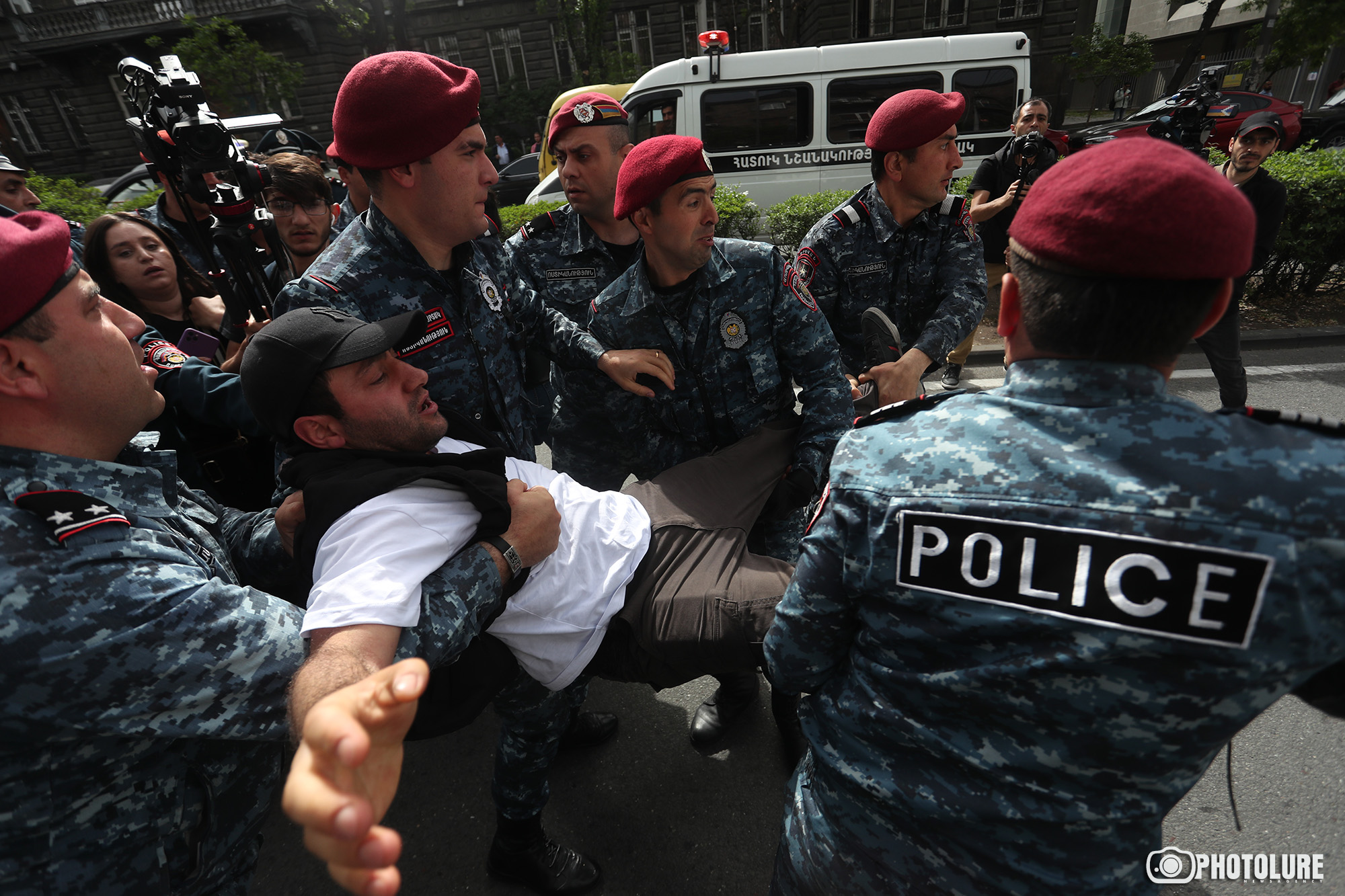В полицейские участки доставлены 13 участников протестов с улиц Еревана
