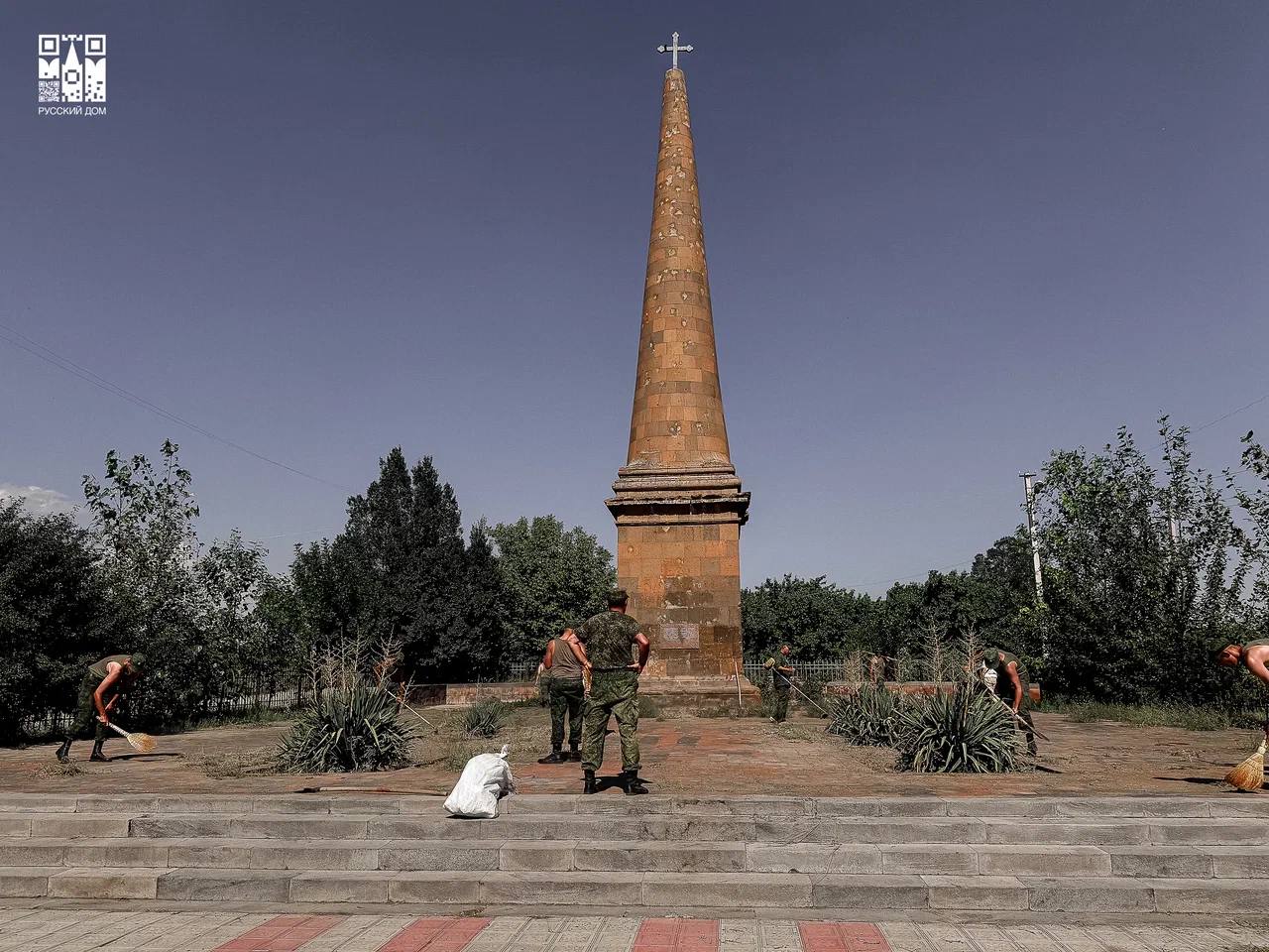 Волонтеры провели акцию по очистке территории вокруг памятника «Героям Ошакана»