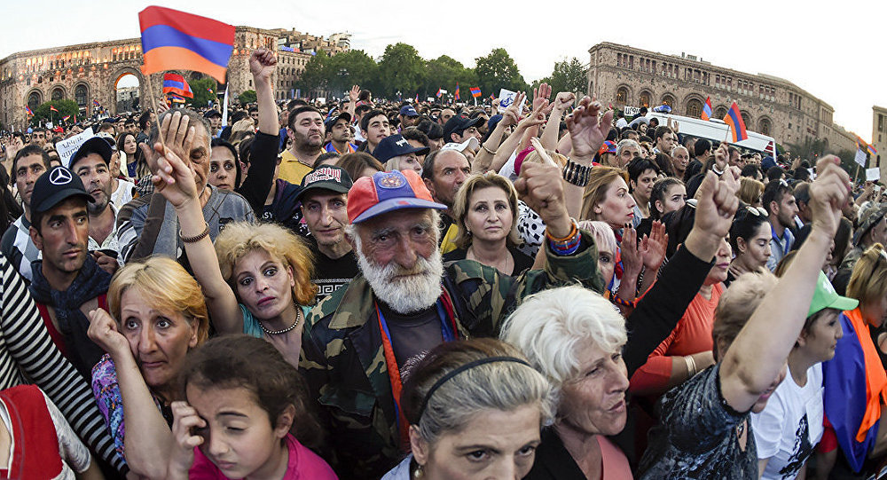 Verelq News | Бархатная революция не привела к экономической революции в  Армении