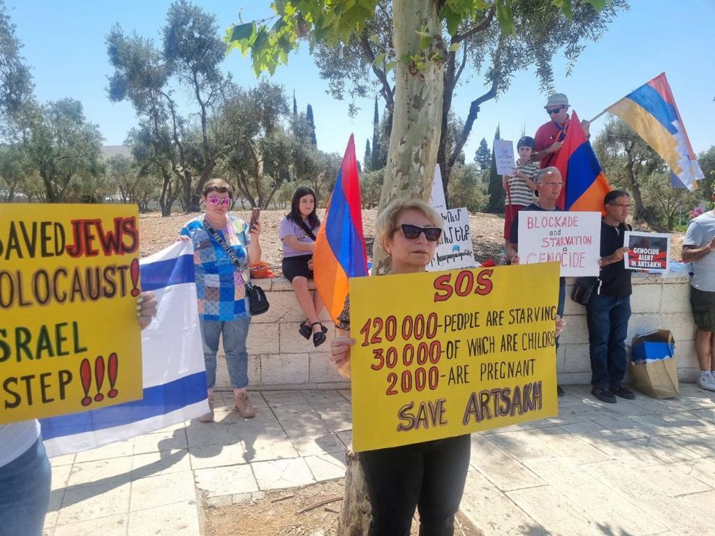 В Иерусалиме напротив здания МИД прошел митинг в поддержку Арцаха