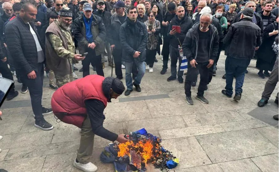 Контракция консерваторов в Тбилиси – сожгли флаг ЕС перед парламентом 