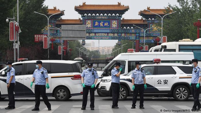 Власти Пекина назвали эпидситуацию из-за новой вспышки Covid-19 в столице «крайне тяжёлой»