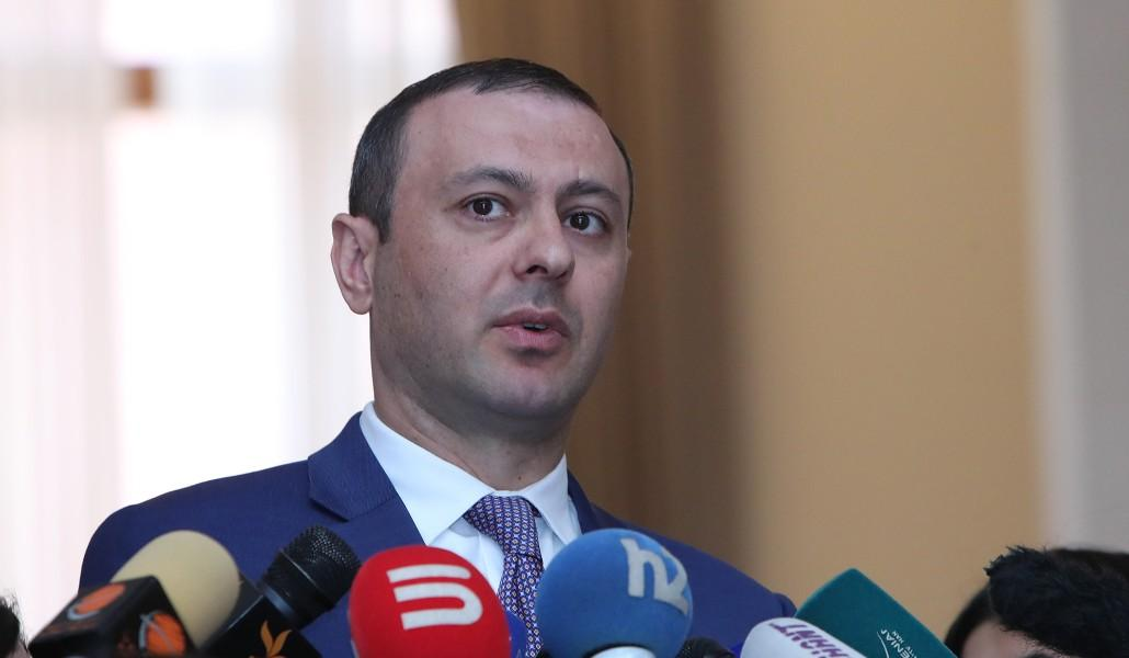 В повестке дня нет вопроса о референдуме по выбору между ЕС и ЕАЭС - Григорян