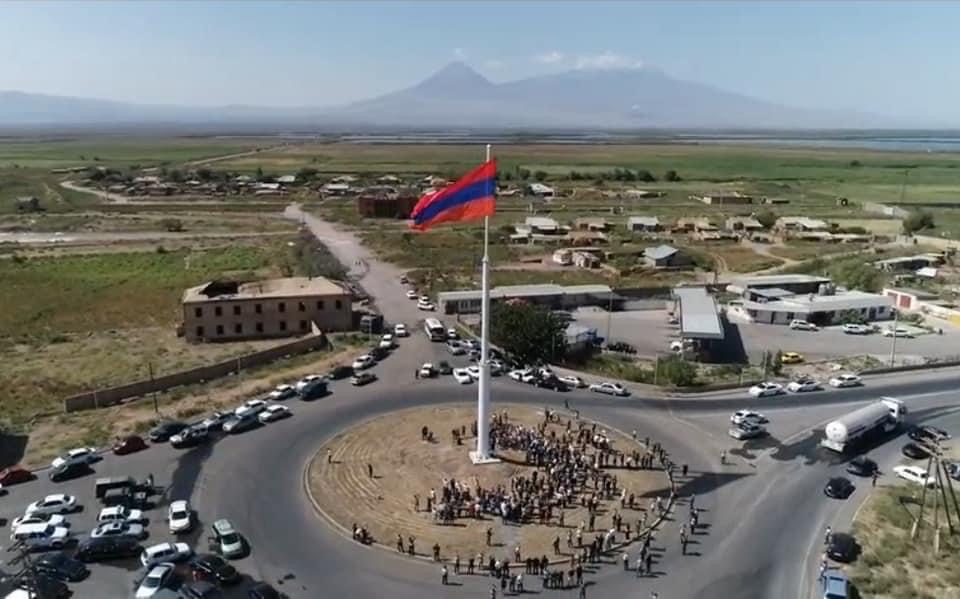 В Ерасхе подняли самый большой в республике флаг Армении