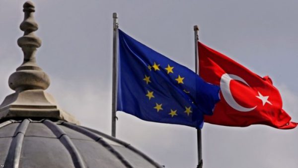 ЕС против миграционного давления со стороны Турции, но не считает ее 