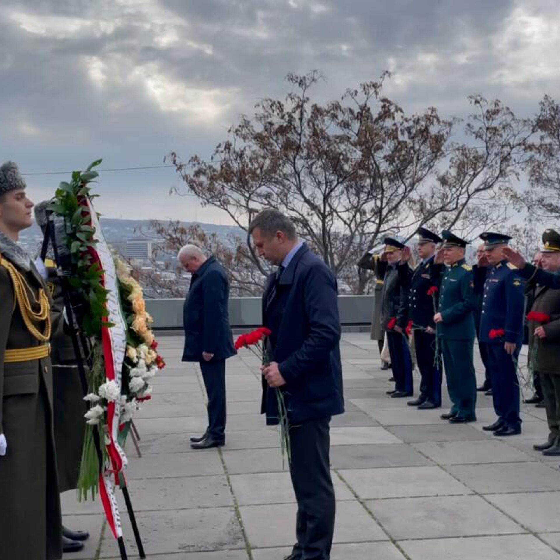В Парке Победы в Ереване прошло возложение венков и цветов к Вечному огню 