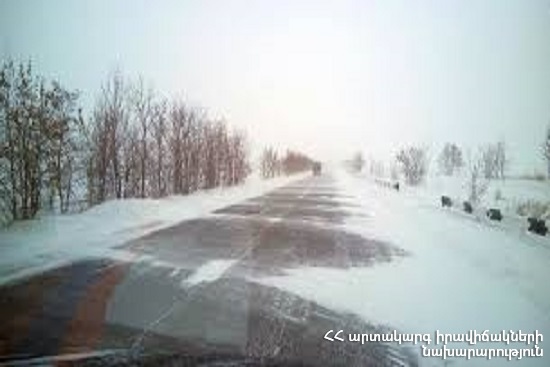 Гололедица и снег: в Армении есть закрытые и труднопроходимые автодороги