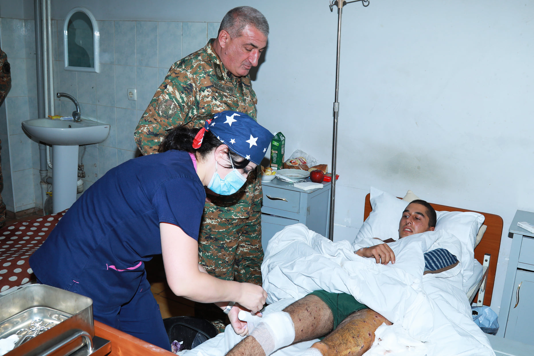 Արցախի ՊՆ-ն այցելել է Ստեփանակերտի հոսպիտալ՝ վիրավորում ստացած զինծառայողներին