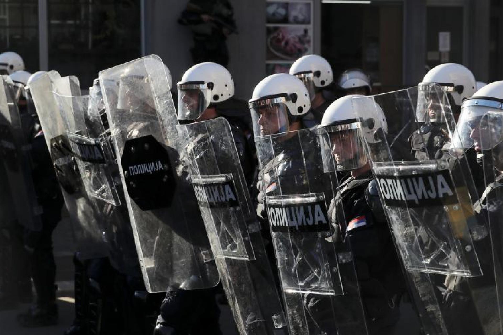 На фоне вспышки коронавируса в Белграде беспорядки: манифестанты ворвались в парламент