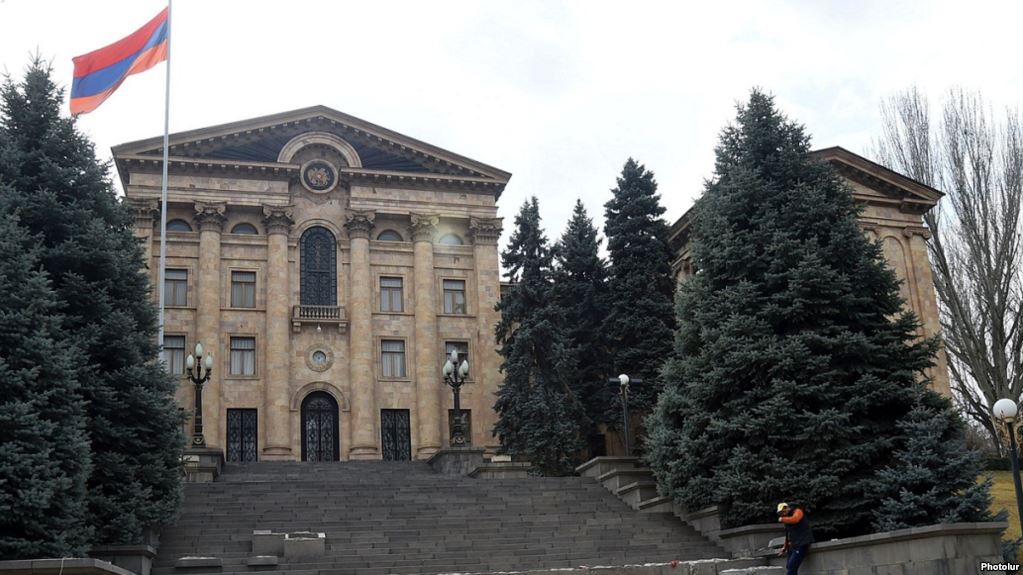 Череда «странных» пожаров в Армении: ночью в здании парламента произошло возгорание  