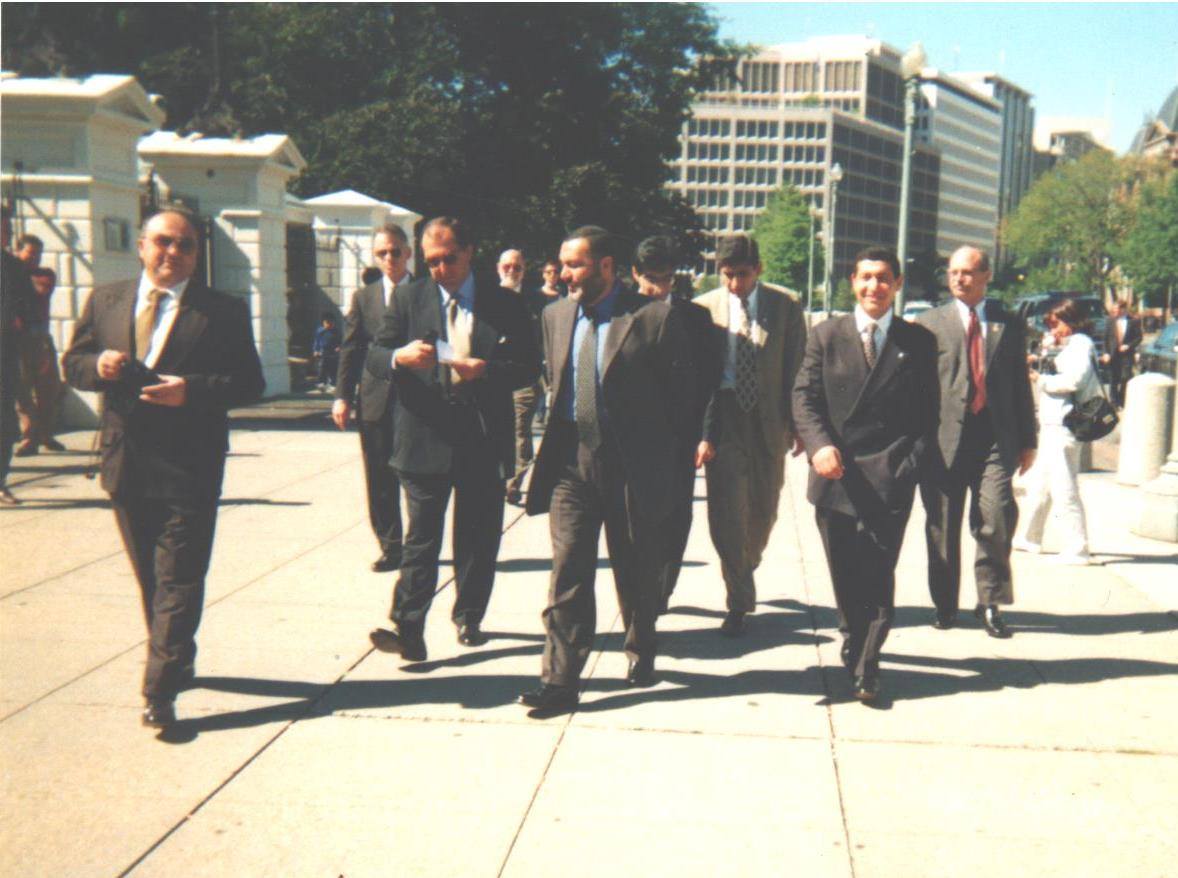 Լուսանկարում՝ Արմեն Սարգսյանն ուղեկցում է Վազգեն Սարգսյանին 1999 թ-ին Վաշինգտոնում ԱՄՆ Ալբերտ Գորի ու այլ պաշտոնյաների հետ բանակցությունների ժամանակ