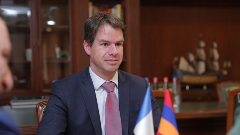 Франция рассмотрит заявку Армении в сфере обороны - посол Джонатан Лакот