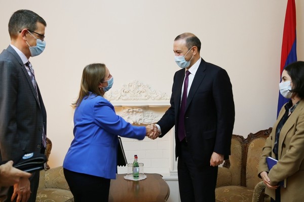 Секретарь Совбеза Армении и посол США обсудили ситуацию на армяно-азербайджанской границе