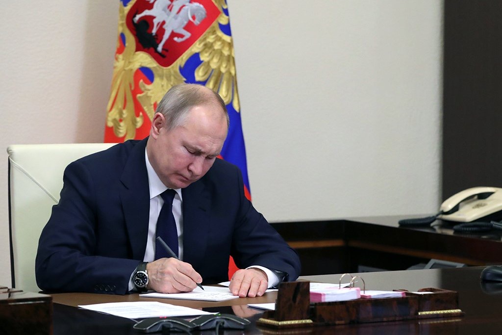 Путин запретил россиянам переводить за рубеж валюту в погашение займов