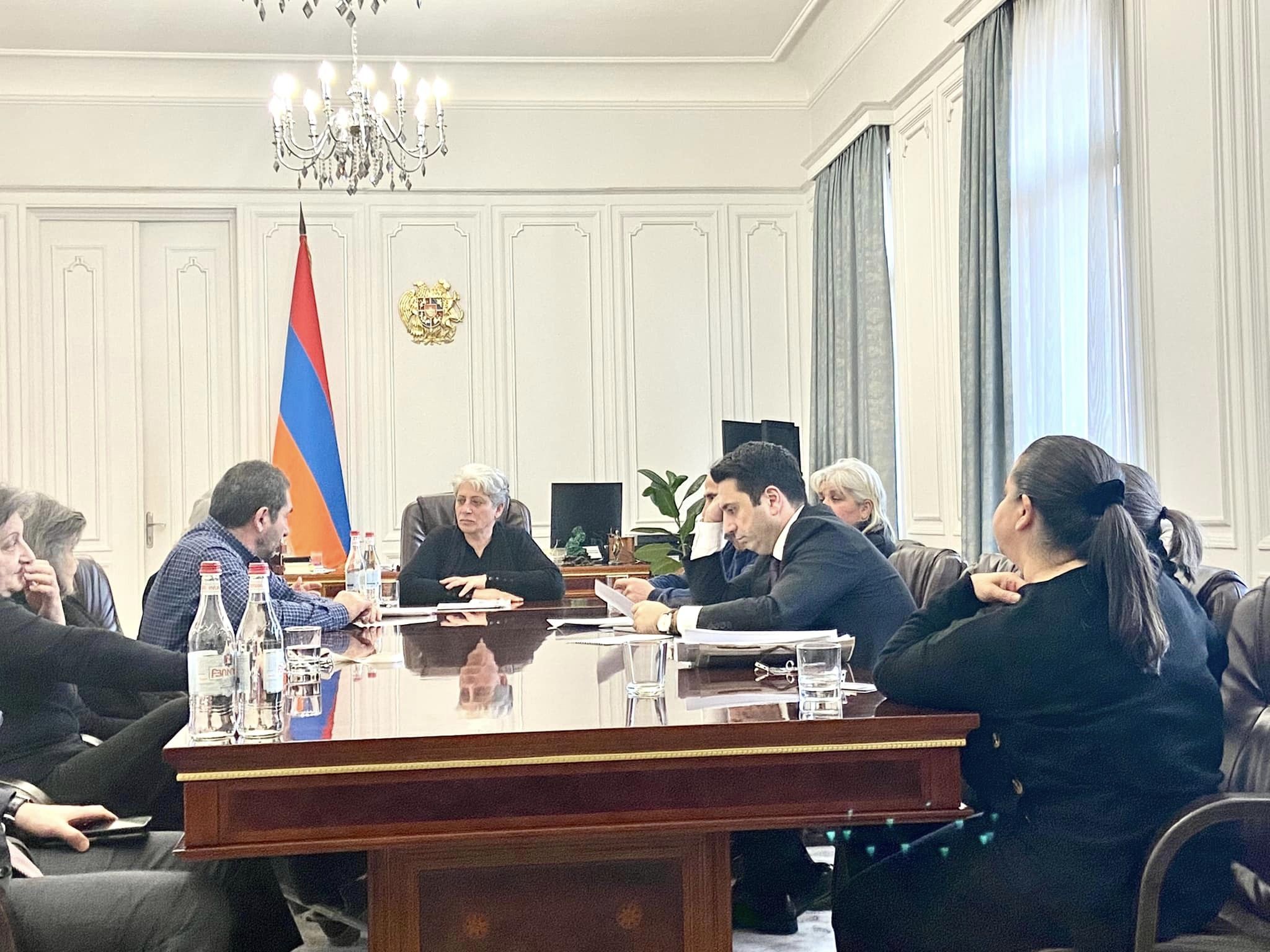 Ալեն Սիմոնյանն ընդունել է զոհված զինծառայողների ծնողներին