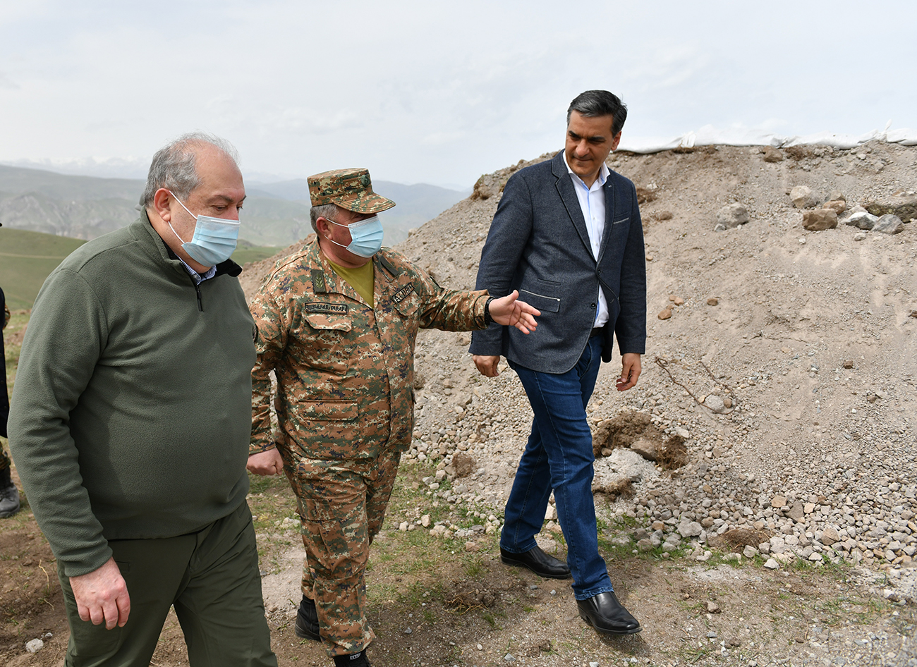 Президент и омбудсмен Армении посетили приграничную часть и общины в Сюнике