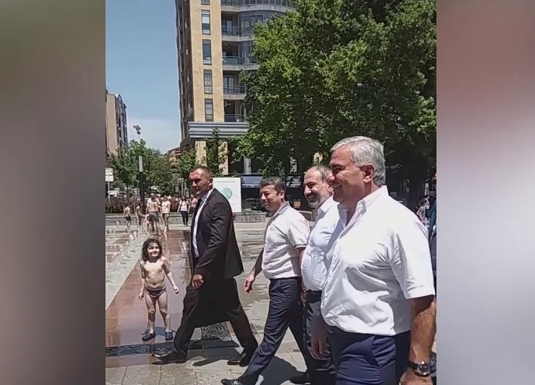 Никол Пашинян и Самвел Карапетян прогулялись по новому парку