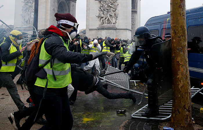Опрос: французы поддерживают новые меры по борьбе с беспорядками, но не верят властям 