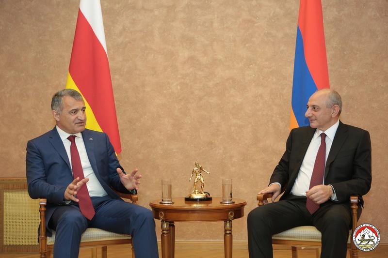 В Степанакерте состоялась встреча президентов Арцаха и Южной Осетии