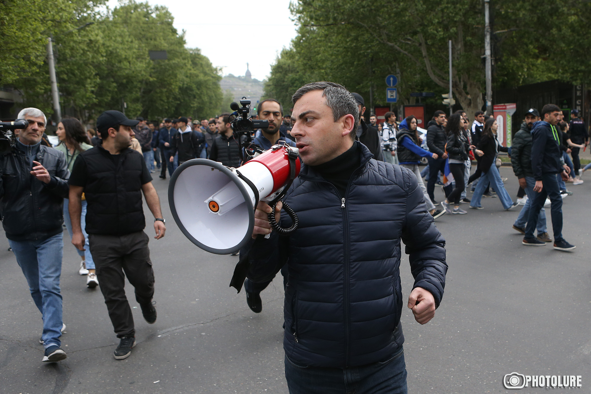 Протестующие во главе с Ишханом Сагателяном совершают обход по закрытым улицам Еревана