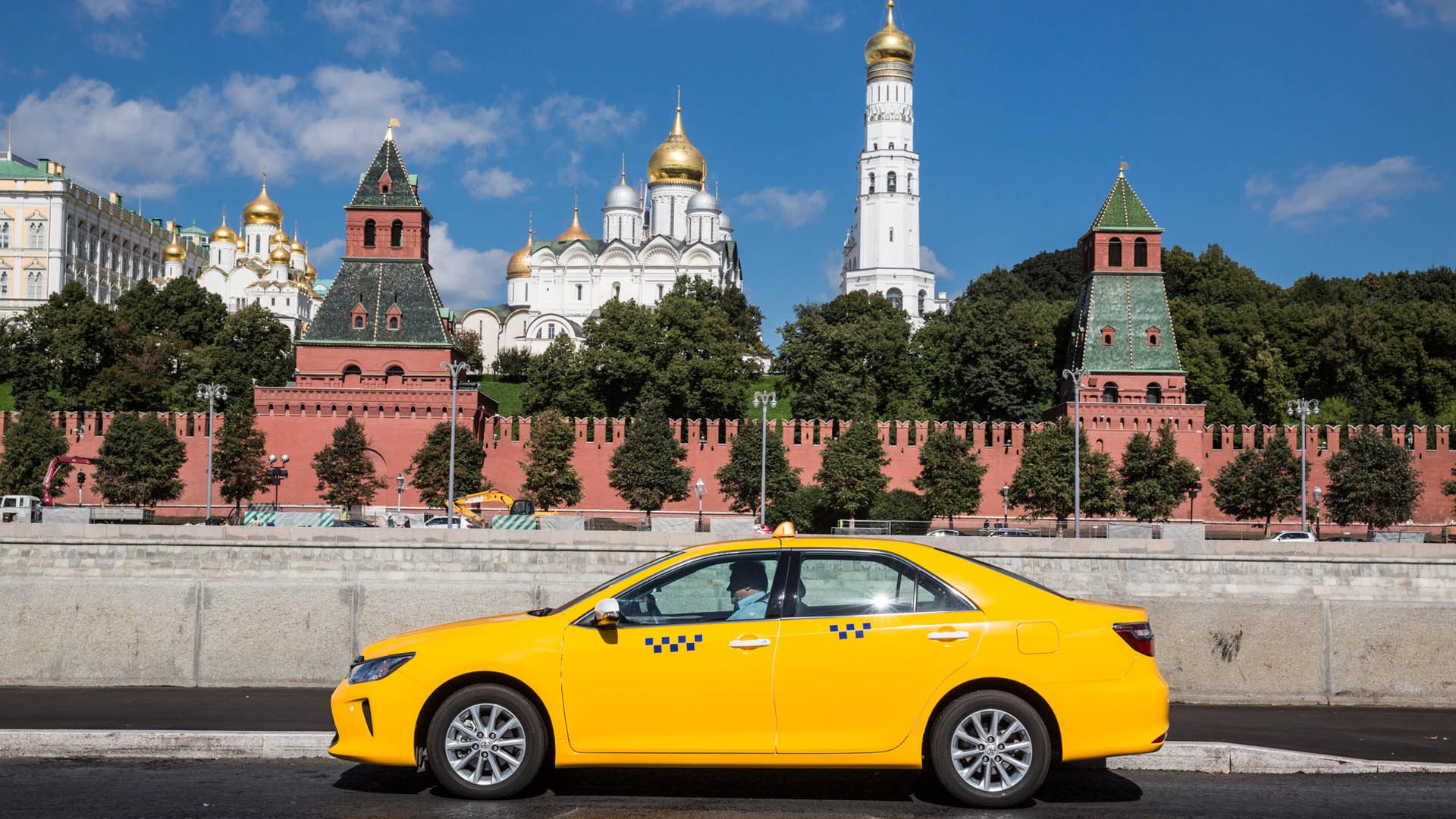 В Москве призвали запретить мигрантам работать в такси