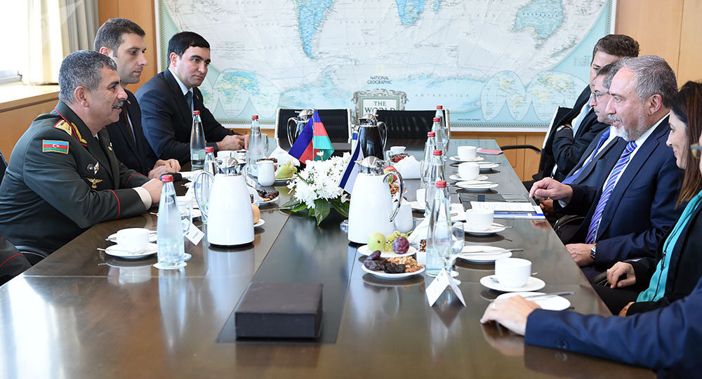 Эксперт: Израиль хочет перетянуть на свою сторону Азербайджан