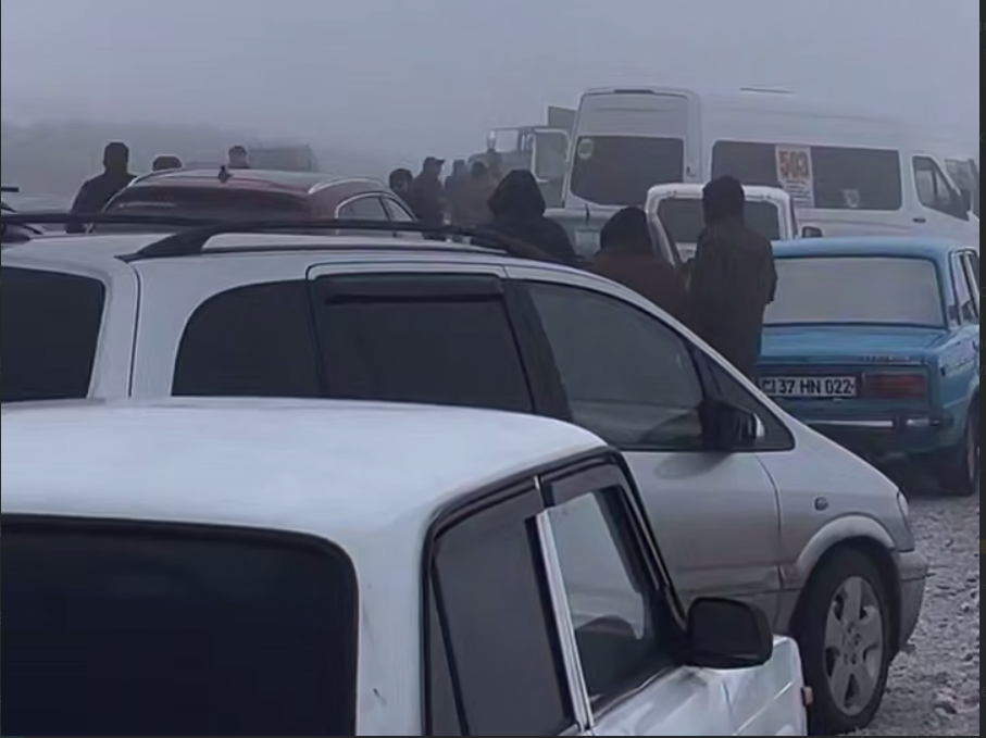 Трасса Гюмри-Ереван парализована: произошло массовое ДТП с участием десятков машин