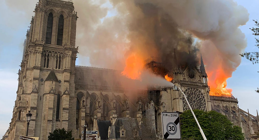 Пожар в соборе Парижской Богоматери ликвидирован: Макрон обещает восстановить его