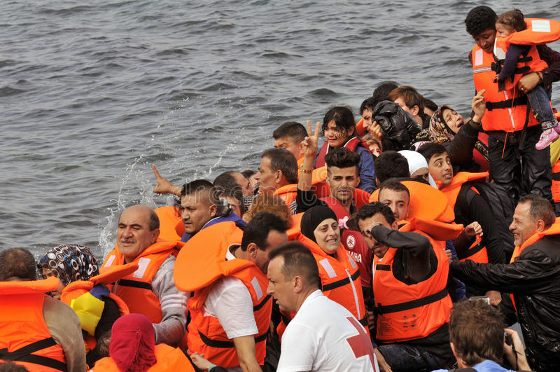 17 турецких чиновников сбежали на надувной лодке в Грецию