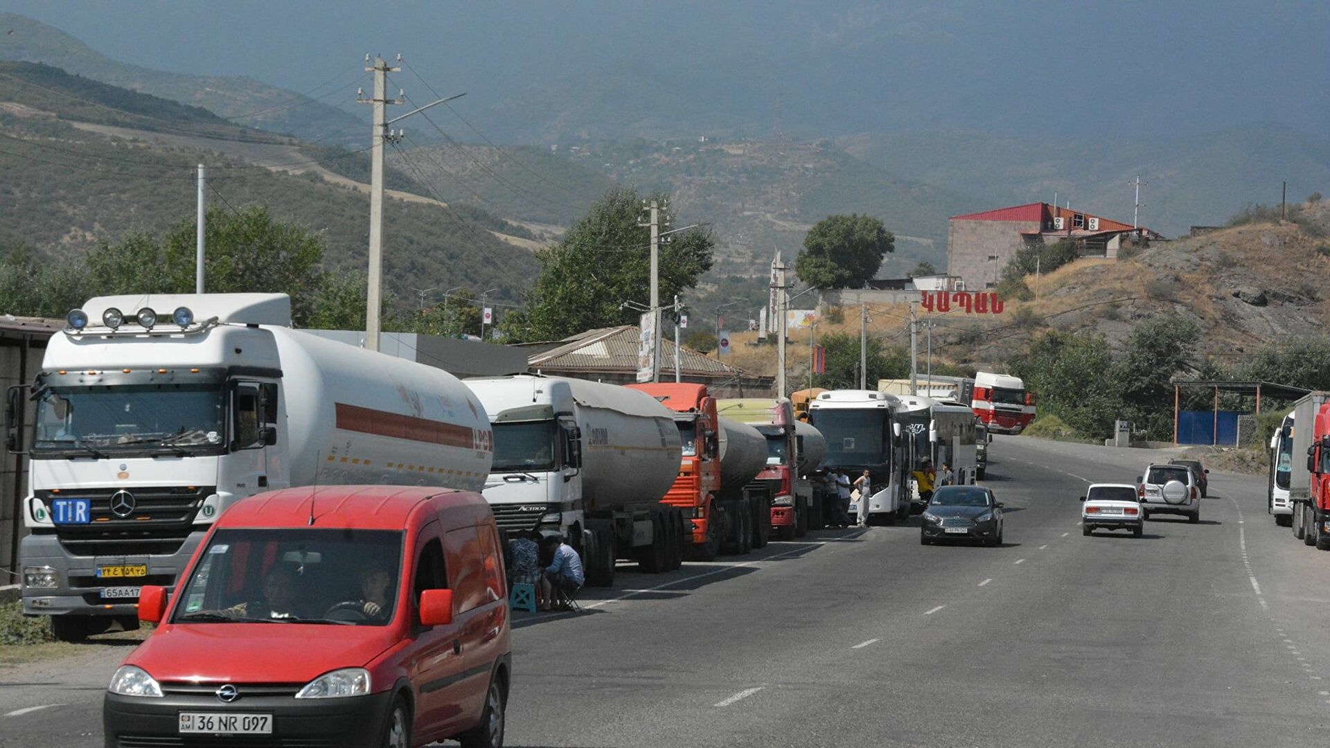 Азербайджанцы задержали двух иранских водителей на участке дороги Горис-Капан - СМИ