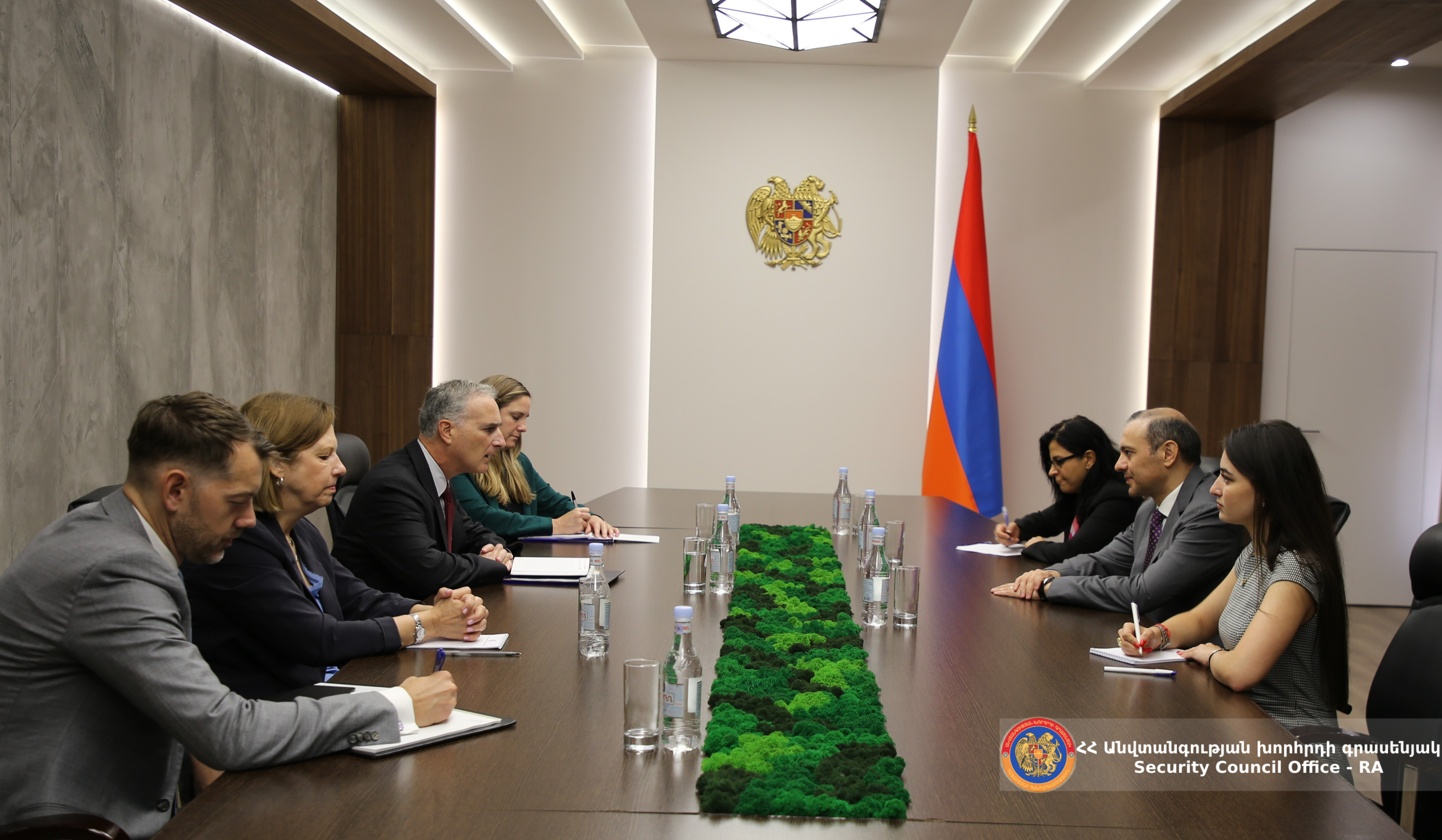 Секретарь Совбеза Армении и Луис Боно обсудили вопросы региональной безопасности