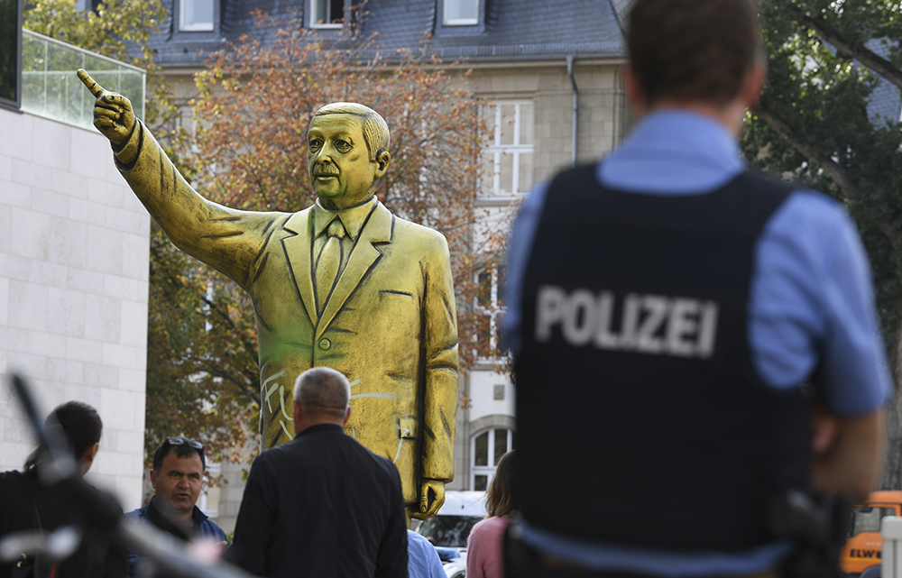В Германии появилась золотая статуя Эрдогана