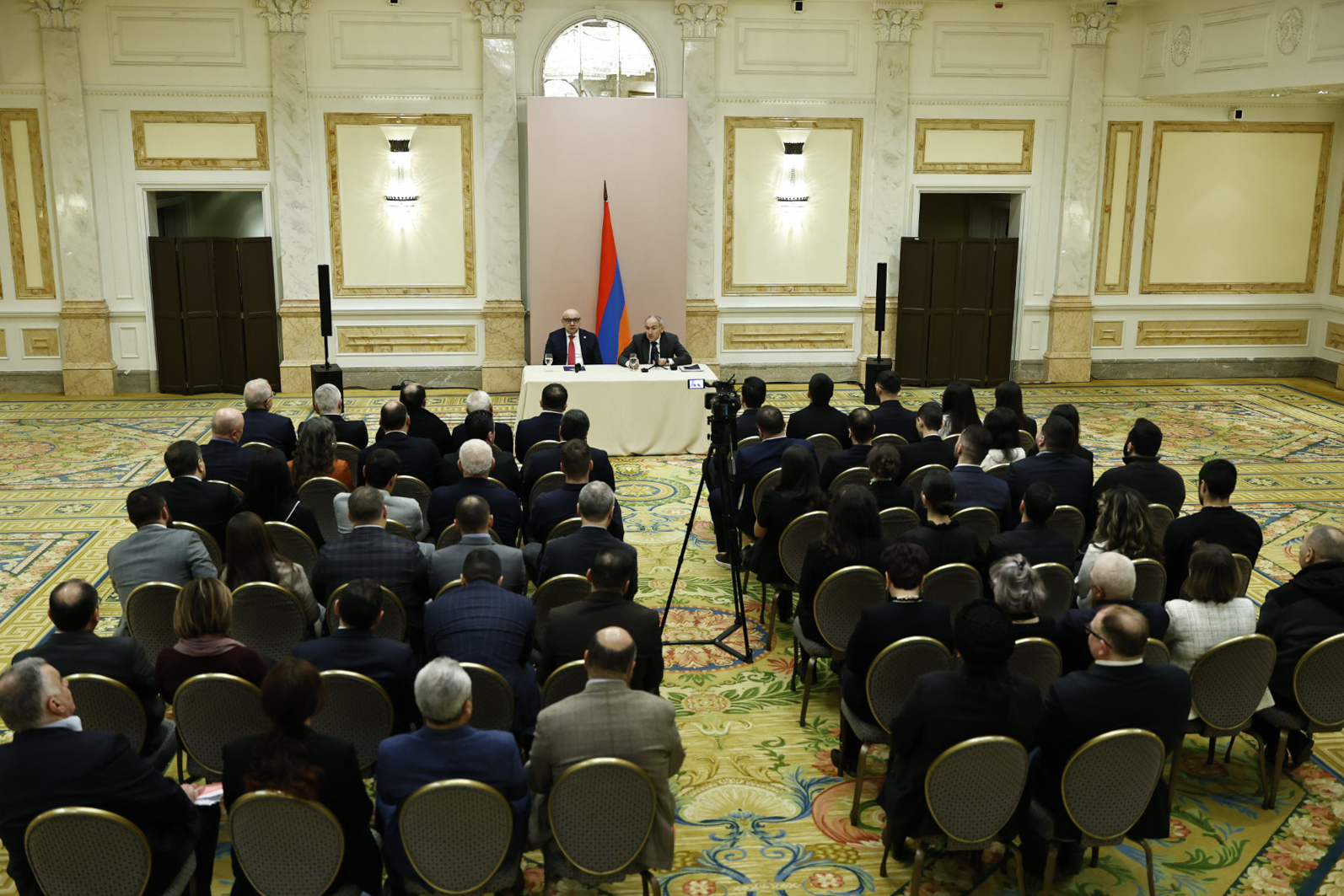 Նիկոլ Փաշինյանը հանդիպել է Սանկտ Պետերբուրգի հայ համայնքի ներկայացուցիչների հետ