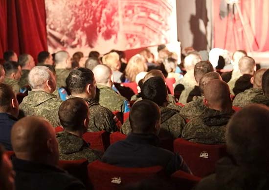 Ռուս խաղաղապահները այցելել են Ստեփանակերտի դրամատիկական թատրոն