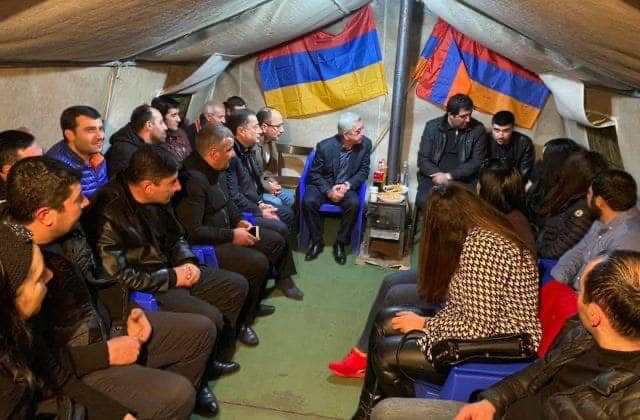 Серж Саргсян посетил палатку сторонников «Движения за спасение Родины»