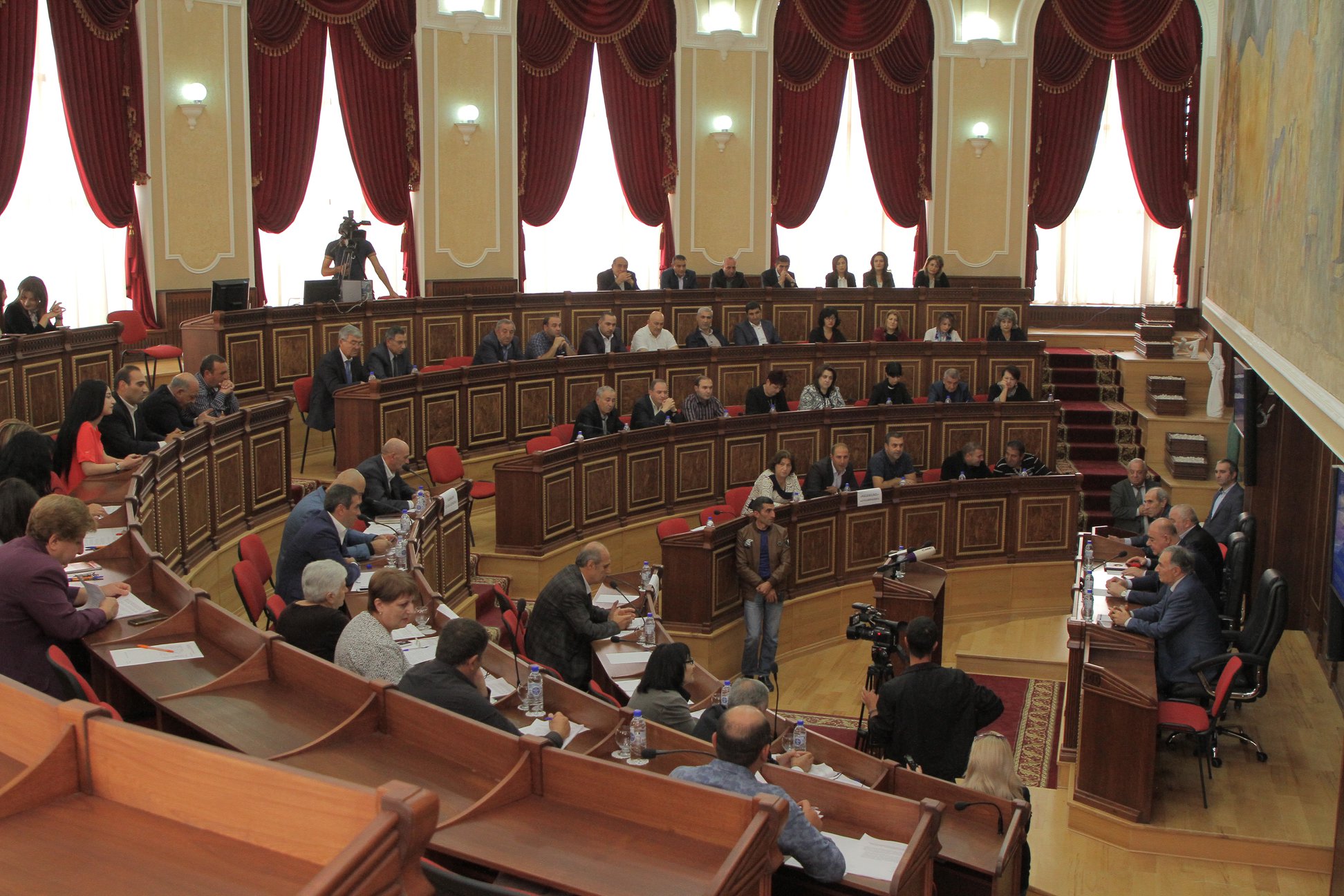 Четыре фракции Гюмри осудили преследование архиепископа Микаэла