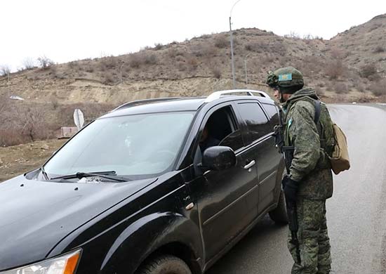 Миротворцы за сутки обеспечили безопасный въезд более 600 автомобилей в Карабах и обратно
