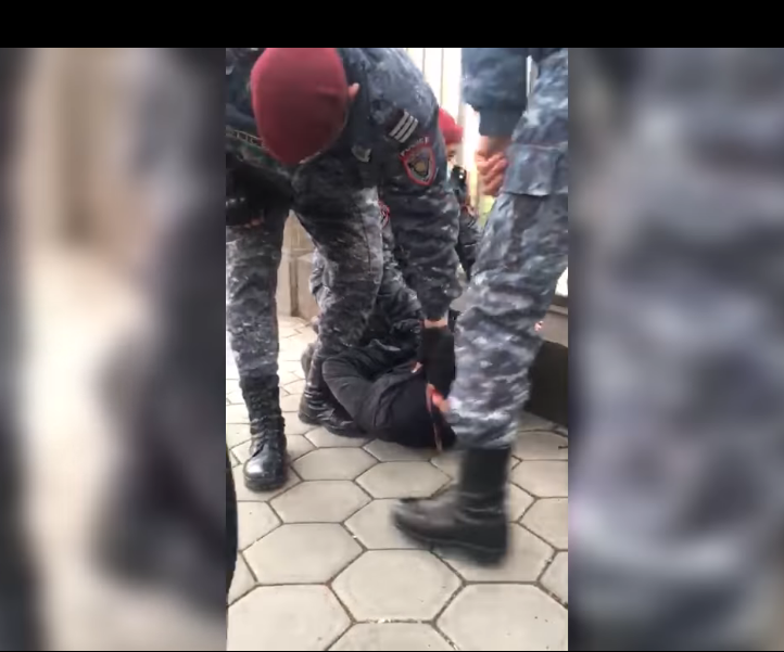 Ишхан Сагателян опубликовал видео грубого задержания силовиками своих родственников 