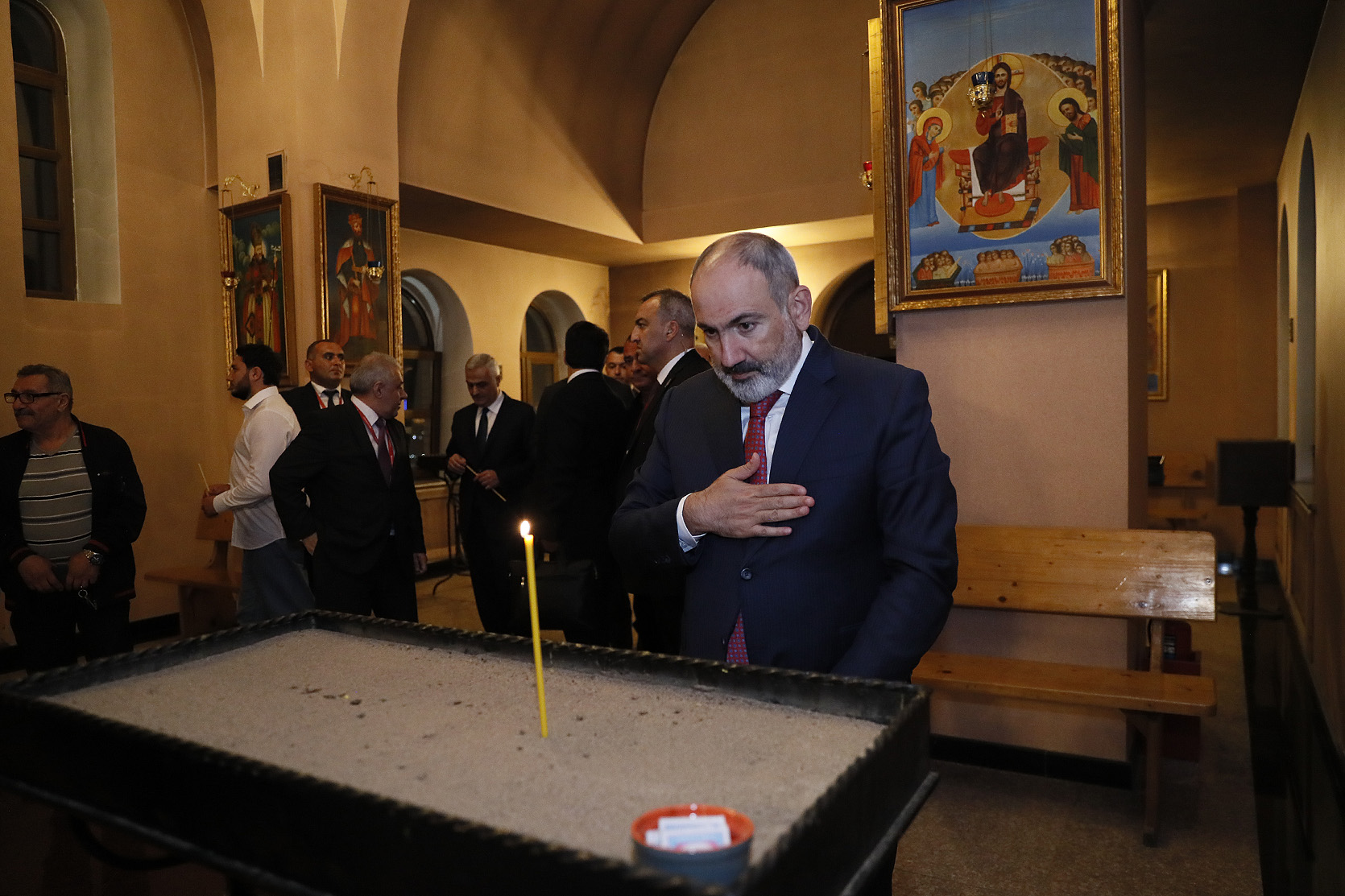 Пашинян посетил армянскую церковь Святого Геворга во Владивостоке
