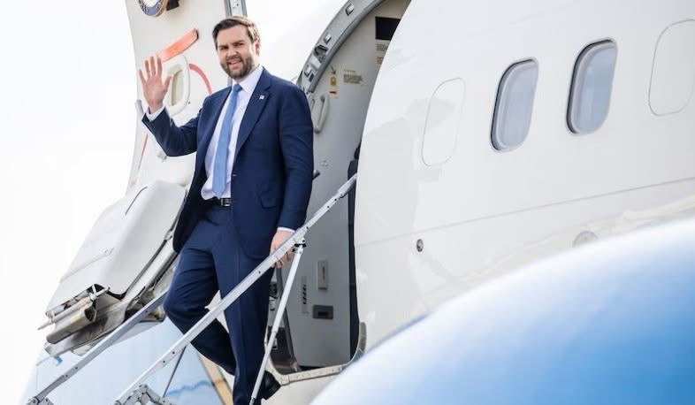 Вэнс прибыл в резиденцию президента Армении, где его встретил премьер Пашинян