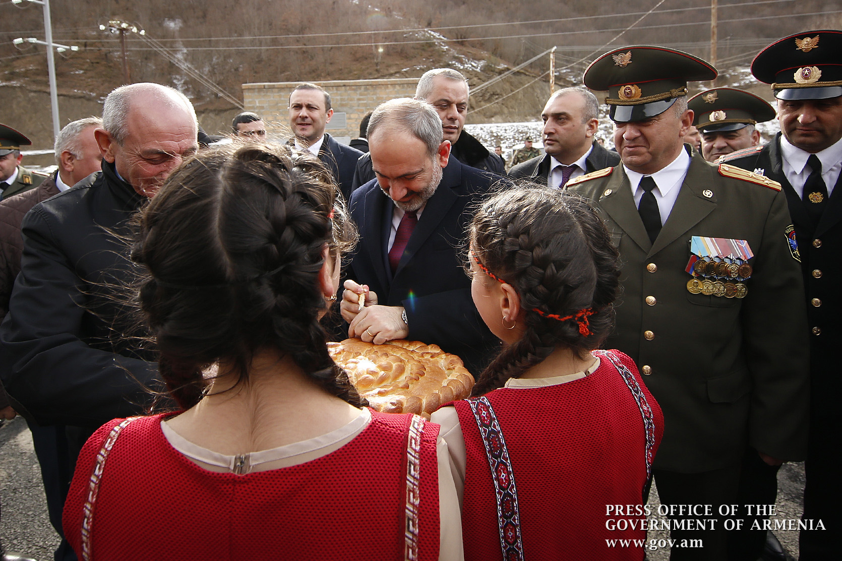 Никол Пашинян в Арцахе присутствовал на церемонии новоселья офицеров
