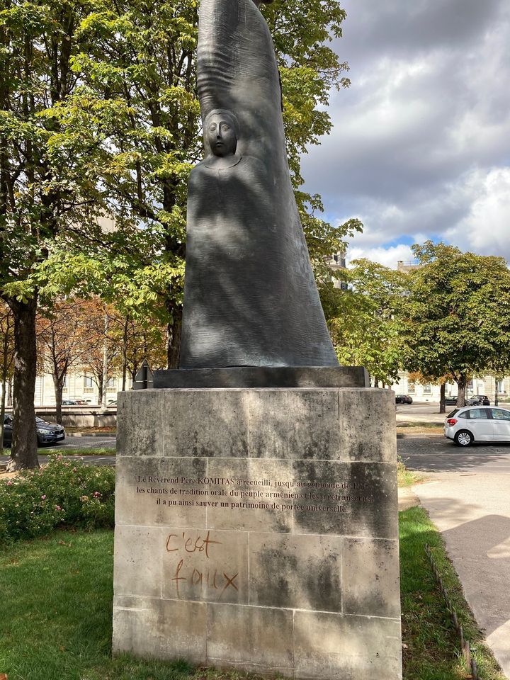 Փարիզում պղծել են Կոմիտասի արձանը
