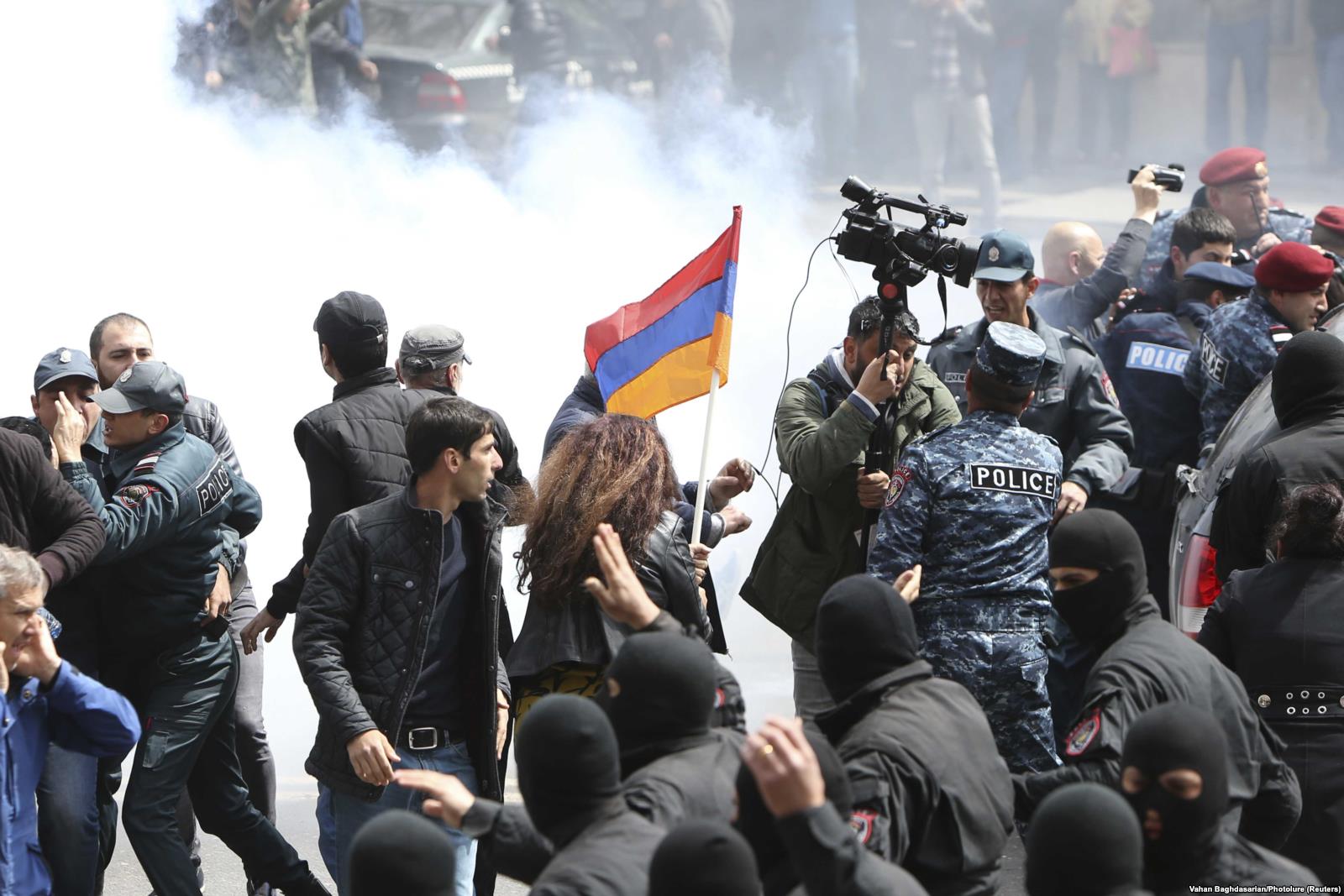 «Бархатная революция»: экономика Армении ответила задержкой дыхания