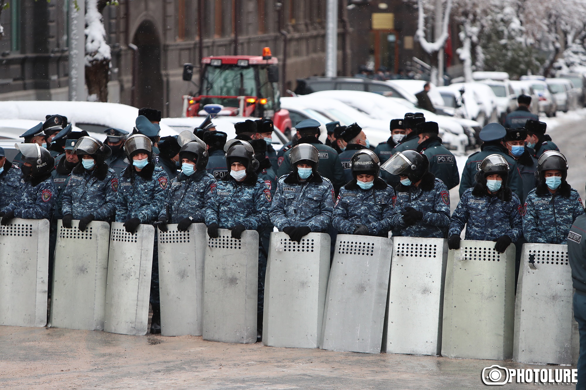 Баку накапливает войска на границах Армении, Полиция блокирует здание правительства