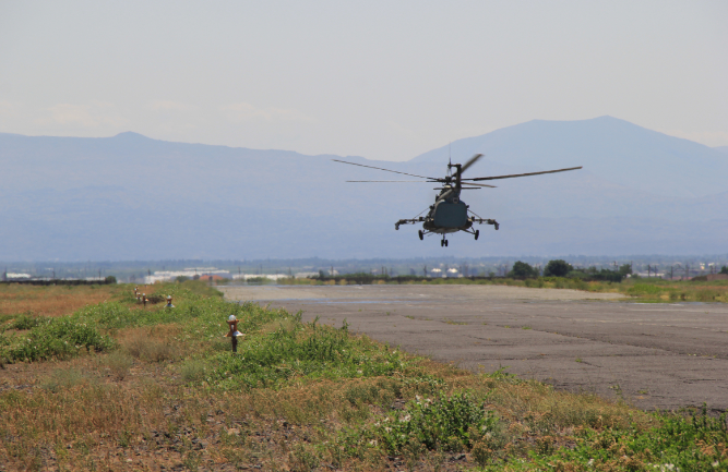 В Армении лётчики ЮВО отработали полеты на предельно низких высотах