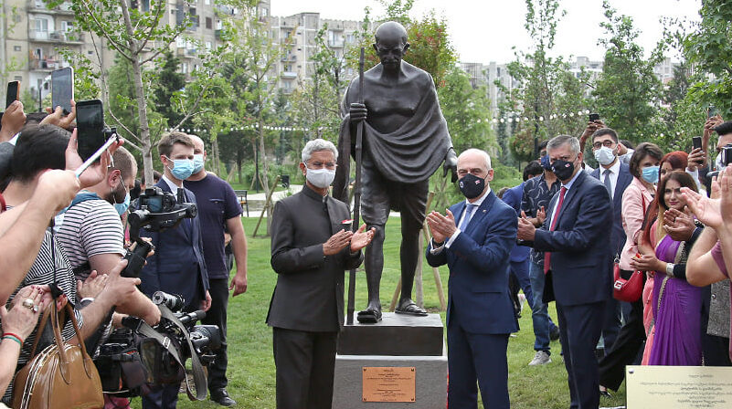 В Тбилиси поврежден памятник Махатме Ганди