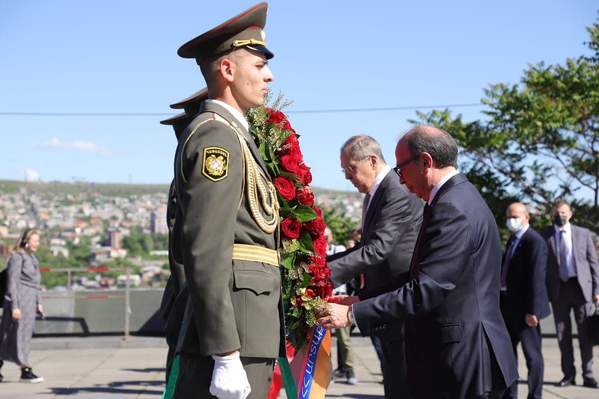 Айвазян и Лавров возложили цветы к мемориалу погибшим в Великой Отечественной войне