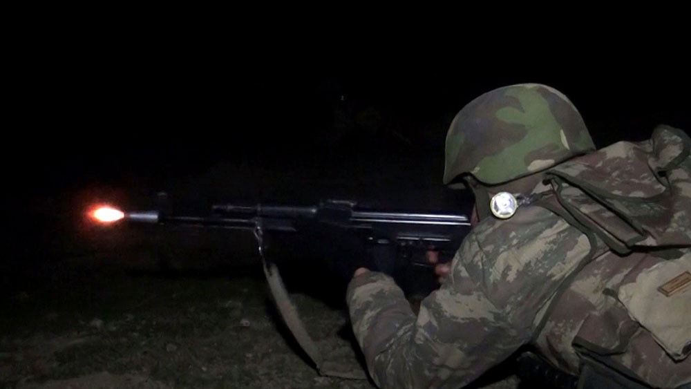 Азербайджанская армия провела ночные учения с боевой стрельбой 
