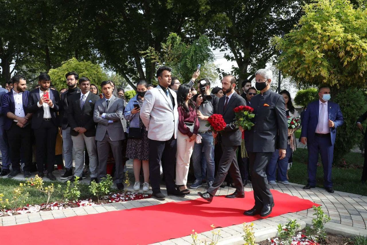 Министры иностранных дел Армении и Индии посетили памятник Махатме Ганди