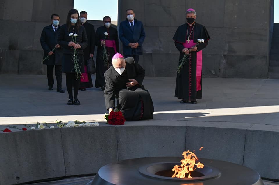 Замгоссекретаря по общим вопросам Святого Престола почтил память невинных жертв Геноцида